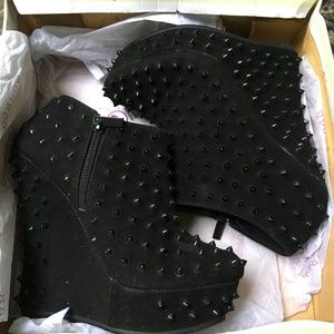 Black Spike Wedges